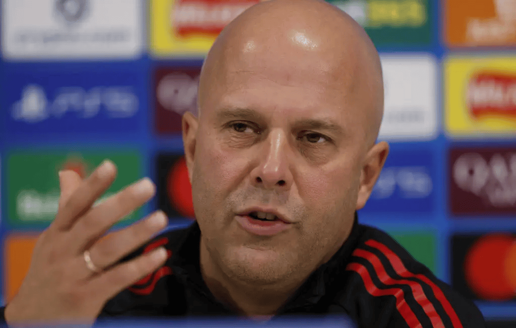 4.5亿引援打水漂？利物浦主场遭绝杀跌出前五，斯洛特帅位告急，阿隆索或重返安菲尔德救火！